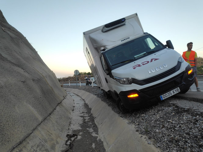 Vehículo a punto de volcar en Almuñécar (AYTO. ALMUÑÉCAR) 