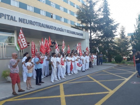 Concentración en las puerta del hospital de Neurotraumatologia y rehabilitación (UGT)