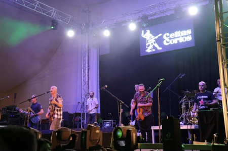 Momento de la actuación de Celtas Cortos (AYYO. ALMUÑÉCAR)