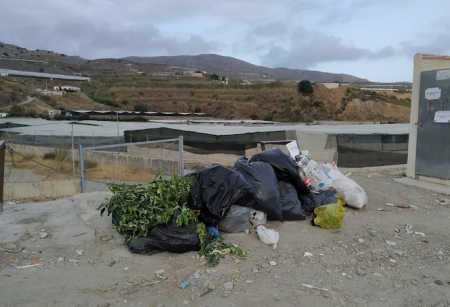 Basura acumulada en Lújar (PSOE) 