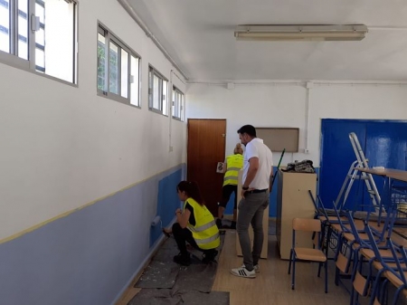 Los técnicos municipales realizan tareas de mantenimiento en un colegio de Vegas del Genil (AYTO. VEGAS DEL GENIL) 