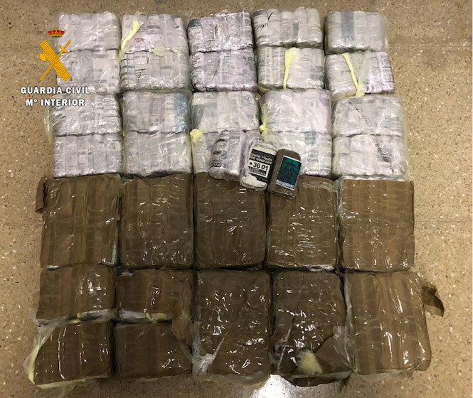 Fardos de hachís incautados (GUARDIA CIVIL)