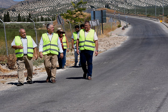 El Diputado de Obras públicas ha visitado las obras de Valderrubio (R. MARTÍNEZ / DIPGRA) 