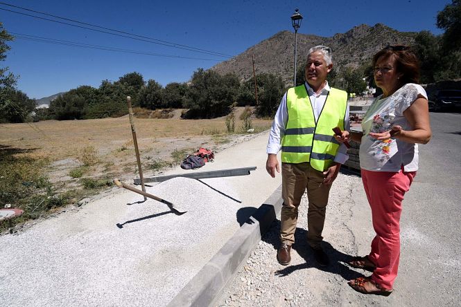 José María Villegas durante su visita a Nigüelas (R. MARTÍNEZ /DIPGRA) 