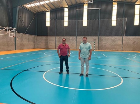 El concejal de Deportes y el alcalde visitan esta mañana el pabellón municipal de Monachil (AYTO. MONACHIL)