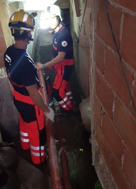 Bomberos de Huéscar en una,de las casas afectadas (AYTO. HUÉSCAR)