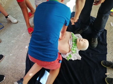 Un alumno realiza RCP (AYTO. BAZA)