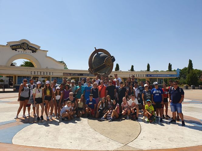 Los vecinos de Cúllar Vega que este fin de semana han visitado el parque Warner en Madrid (AYTO. CÚLLAR VEGA)