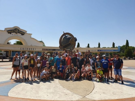 Los vecinos de Cúllar Vega que este fin de semana han visitado el parque Warner en Madrid (AYTO. CÚLLAR VEGA)