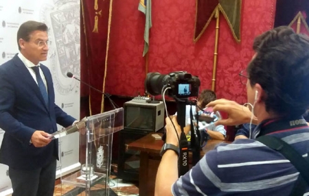 Luis Salvador, alcalde de Granada, en un momento de la rueda de prensa (EUROPA PRESS)