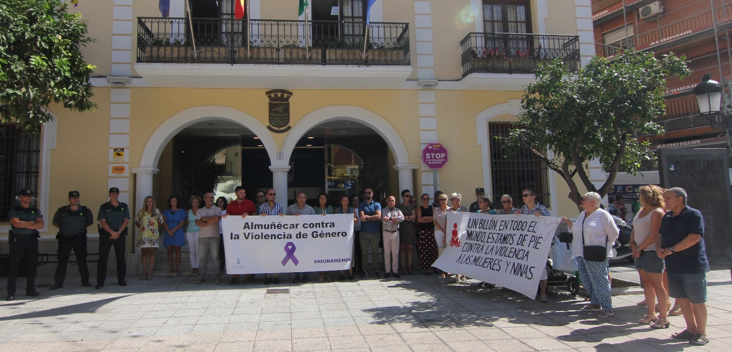 Concentración en Almuñécar contra la violencia de género (AYTO. ALMUÑÉCAR)