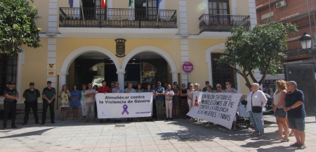 Concentración en Almuñécar contra la violencia de género (AYTO. ALMUÑÉCAR)