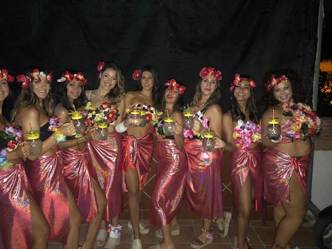 Las ganadoras del concurso de disfraces celebrado anoche en Monachil (AYTO. MONACHIL)