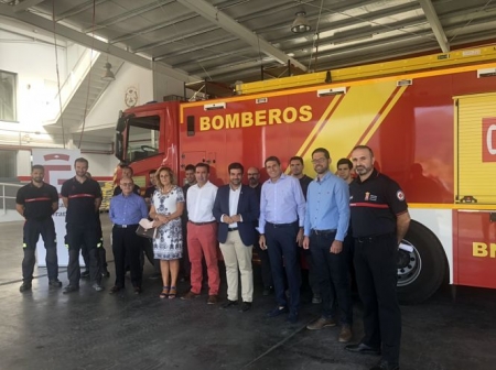Entrega del vehículo al Parque de bomberos de Lona (DIPGRA)