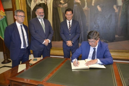 Juan Marín ha firmado en el libro de honor de la Ciudad (JAVIER ALGARRA)