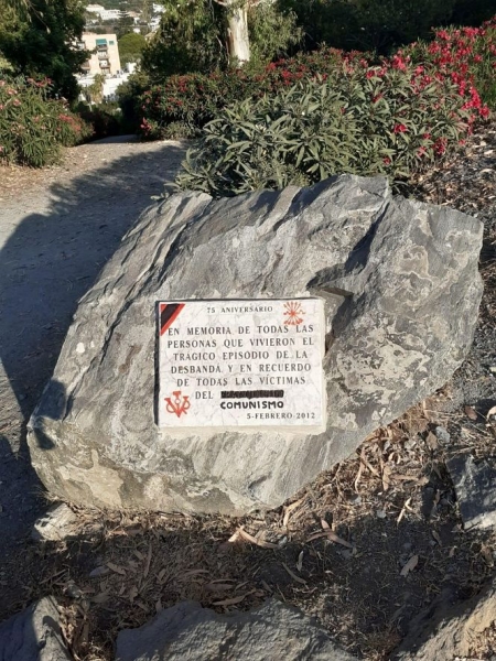 Placa que ha sufrido las pintadas (ADELANTE ANDALUCIA)