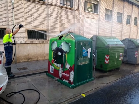 Un operario limpia contenedores (AYTO. MOTRIL) Un operario limpia contenedores (AYTO. MOTRIL)