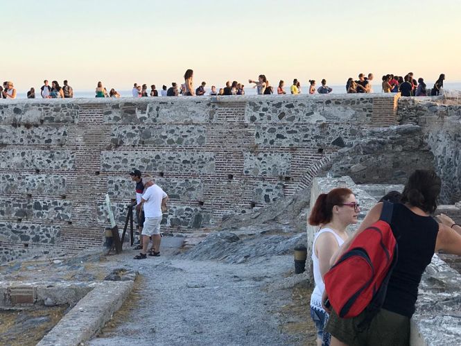 Turistas en el Castillo de San Miguel (AYTO. ALMUÑÉCAR)