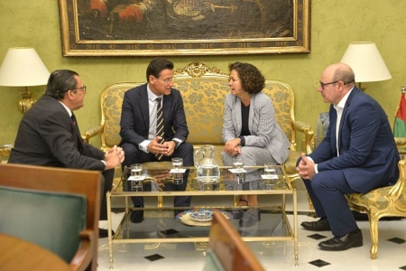 Reunión entre Luis Salvador y Pilar Aranda (JAVIER ALGARRA) 