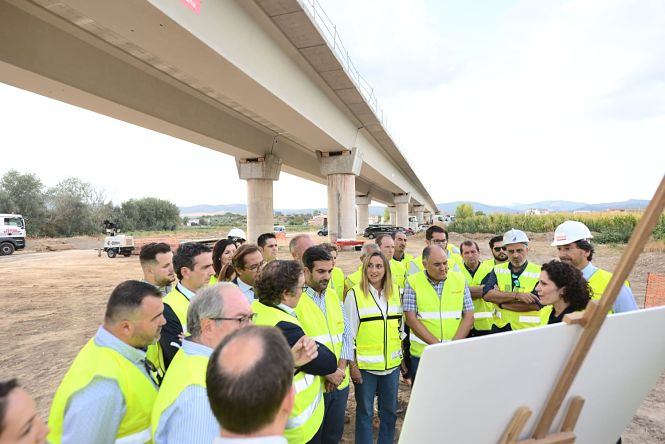Marifrán Carazo ha acudido a la finalización de la colocación de las vigas del nuevo puente en Huétor Tájar (JUNTA) 