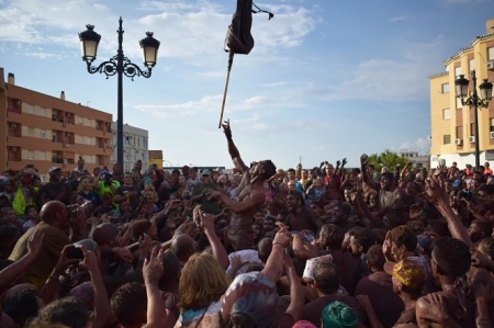 El Cascamorras durante la carrera en Guadix (AYTO. GUADIX) El Cascamorras durante la carrera en Guadix (AYTO. GUADIX)