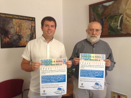 El alcalde de Monachil y el concejal de Bienestar Social, durante la presentación del programa `Ningún niño sin mochila` (AYTO. MONACHIL) 