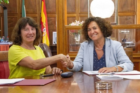 La rectora de la UGR y la hermana del artista han firmado el convenio (UGR) 