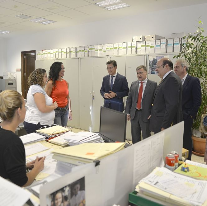 Visita de Luis Salvador y miembros del equipo de gobierno a `Los Mondragones` (JAVIER ALGARRA)