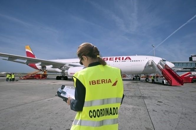 Un operario de Iberia (IBERIA)