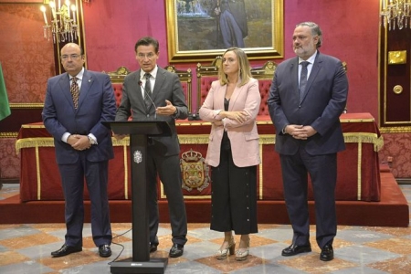 La consejera de Fomento ha visitado el Ayuntamiento de Granada (JAVIER ALGARRA) 