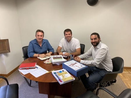 El diputado de Turismo, el alcalde de Monachil y el concejal de Turismo, durante su encuentro (AYTO. MONACHIL)