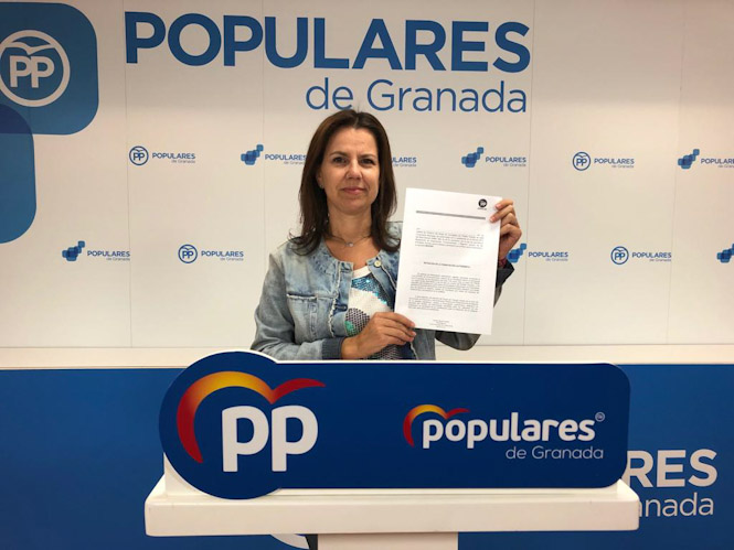 Ana Vanessa García enseña la moción (PP)