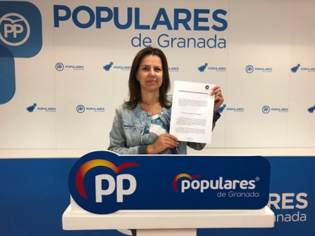Ana Vanessa García enseña la moción (PP)