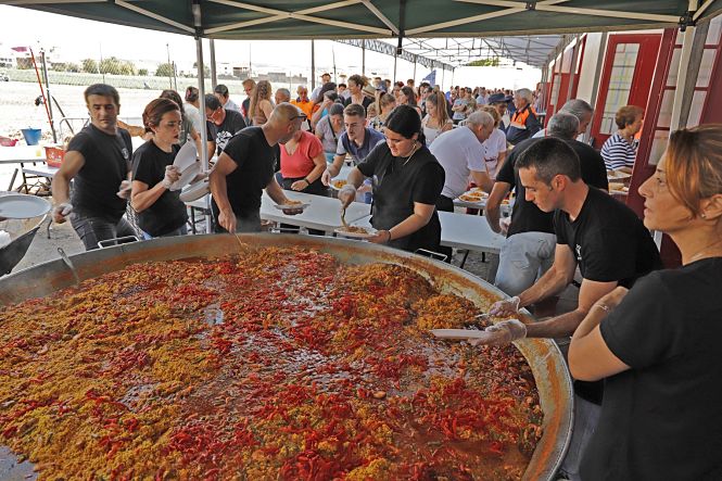 Paella solidaria realizada en Huétor Tájar (AYTO. HUÉTOR TÁJAR)