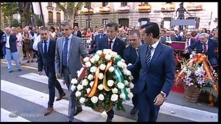 Representantes en el Ayuntamiento de Granada de VOX, Ciudadanos  PP y PSOE entregan  conjuntamente al arzobispo una ofrenda floral (TG7)