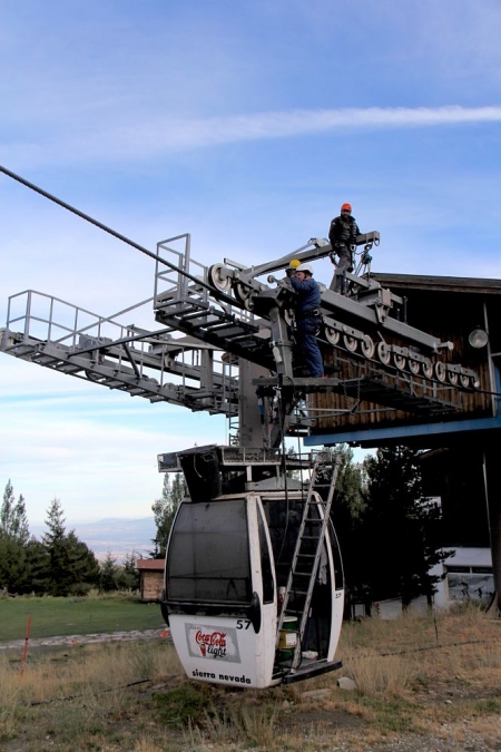 Unos operarios revidan un remonte (CETURSA)
