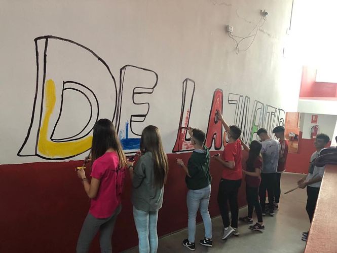 Jóvenes de Montefrio en el taller de grafittis (AYTO. MONTEFRIO)