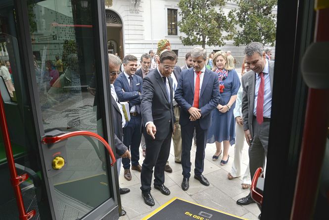 Luis Salvador observa uno de los nuevos autobuses (JAVIER ALGARRA)
