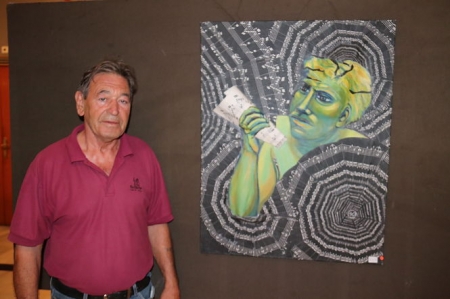 Eric Uhl junto a una obra (AYTO. ALMUÑËCAR)