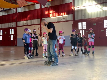 Un montior enseñando a patinar a los mas pequeños (AYTO. HUÉTOR TÁJAR)
