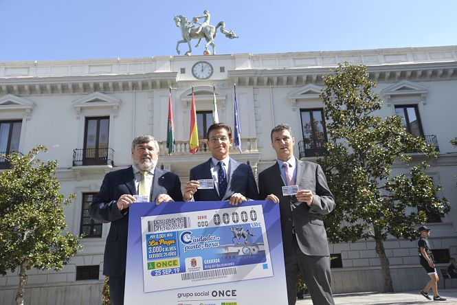 Presentación del cupón de la Once con la fachada del Ayuntamiento (JAVIER ALGARRA)