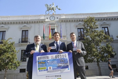 Presentación del cupón de la Once con la fachada del Ayuntamiento (JAVIER ALGARRA)