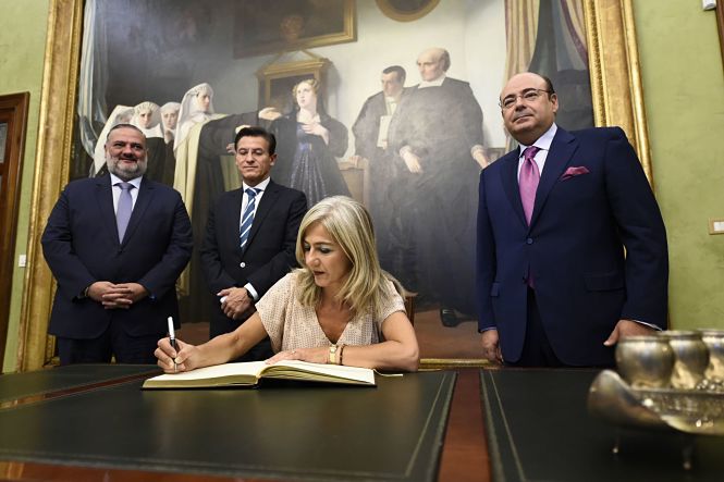 La Consejera de Cultura ha firmado en el libro de honor de Granada (JUNTA) 