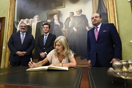 La Consejera de Cultura ha firmado en el libro de honor de Granada (JUNTA) 