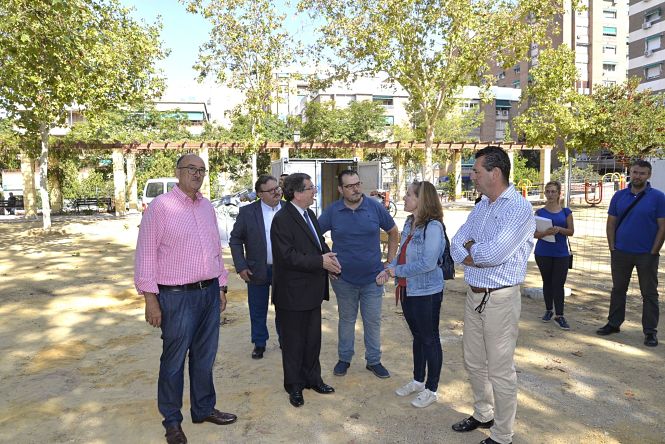 El concejal de urbanismo, Luis González ha visitado las obras de la Plaza de la Concordia (JAVIER ALGARRA)