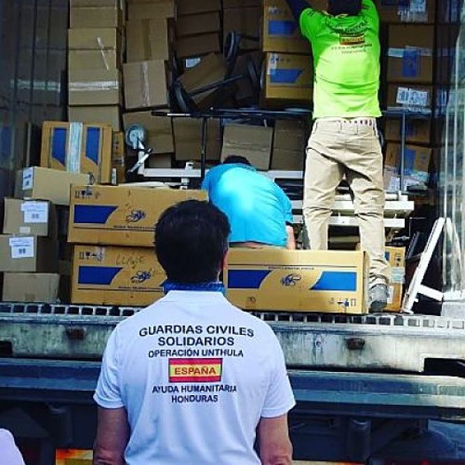 Guardias Civiles solidarios en una recogida de alimentos (AGCS)