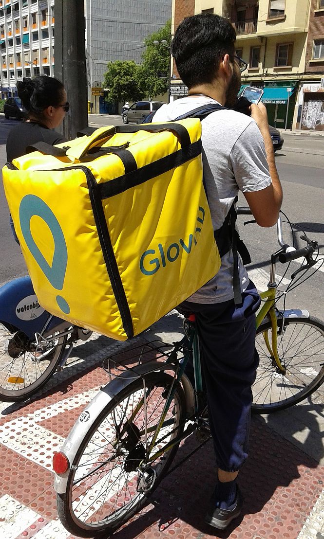 Repartidor de Glovo (WIKIPEDIA) 