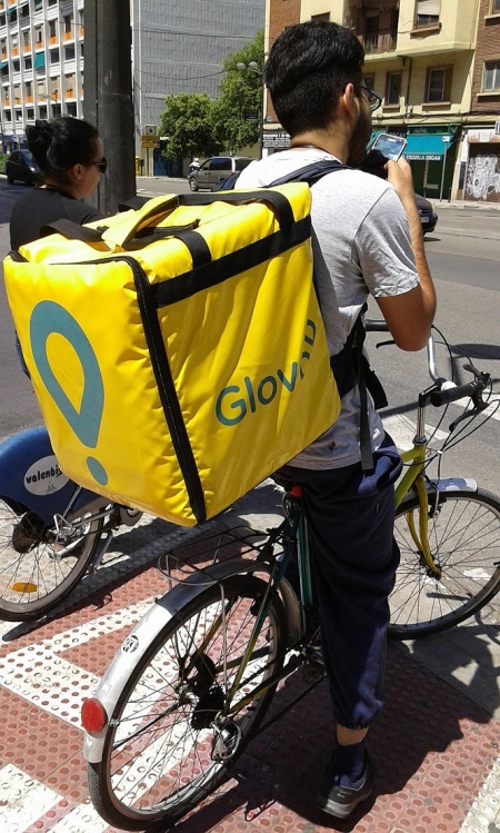 Repartidor de Glovo (WIKIPEDIA) 