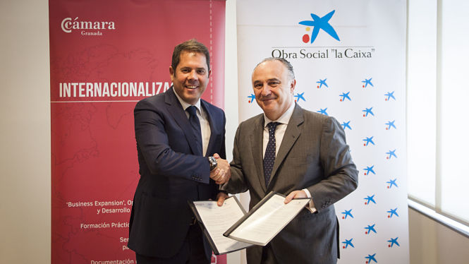 El Presidente de Cámara Granada y y el de la Obra Social La Caixa tras la firma del convenio (CÁMARA GRANADA)