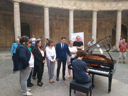 Luis Salvador ha visitado el piano situado en el Palacio de Carlos V (AYTO. GRANADA)